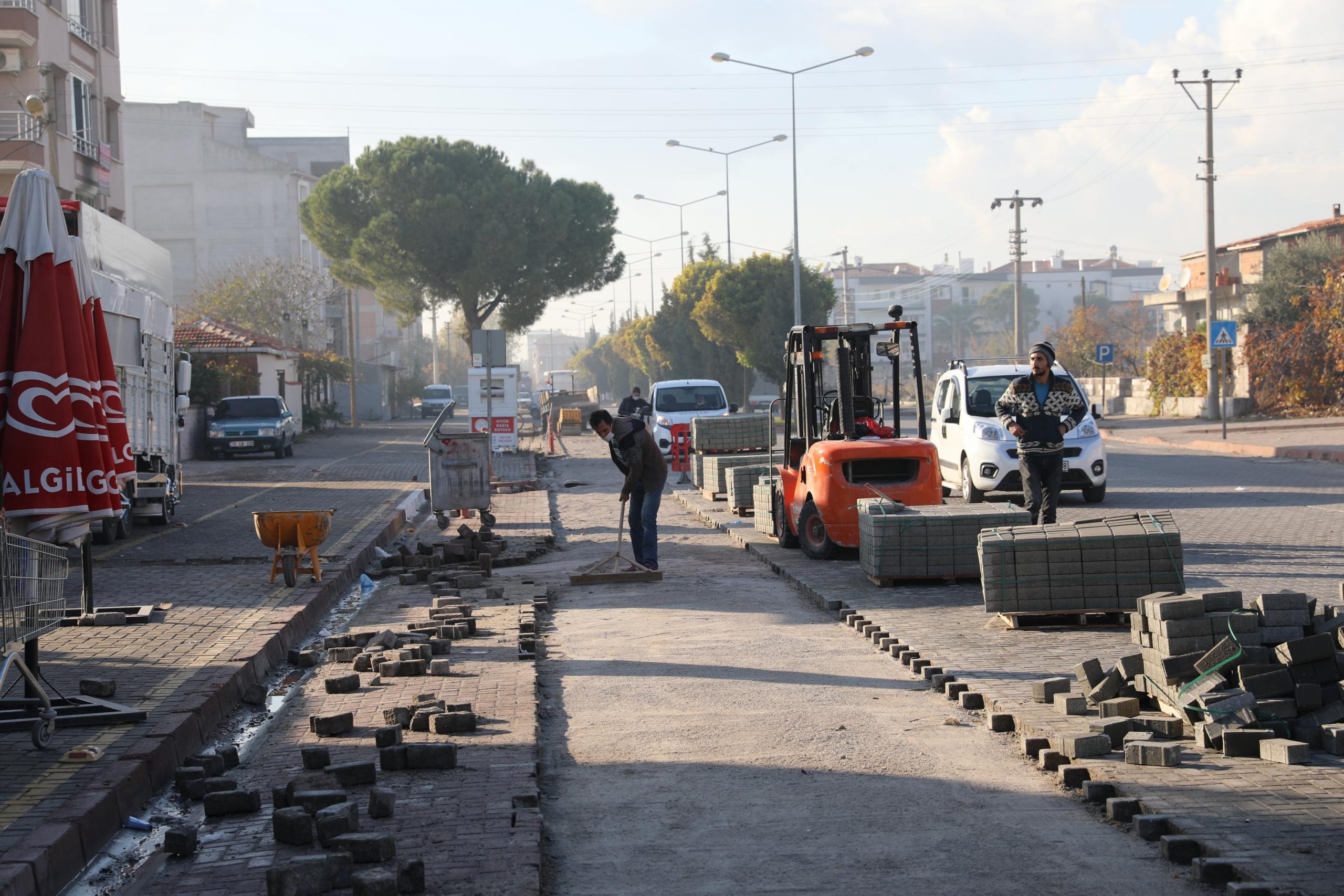 Akhisar'da yol bakım ve onarımları sürüyor