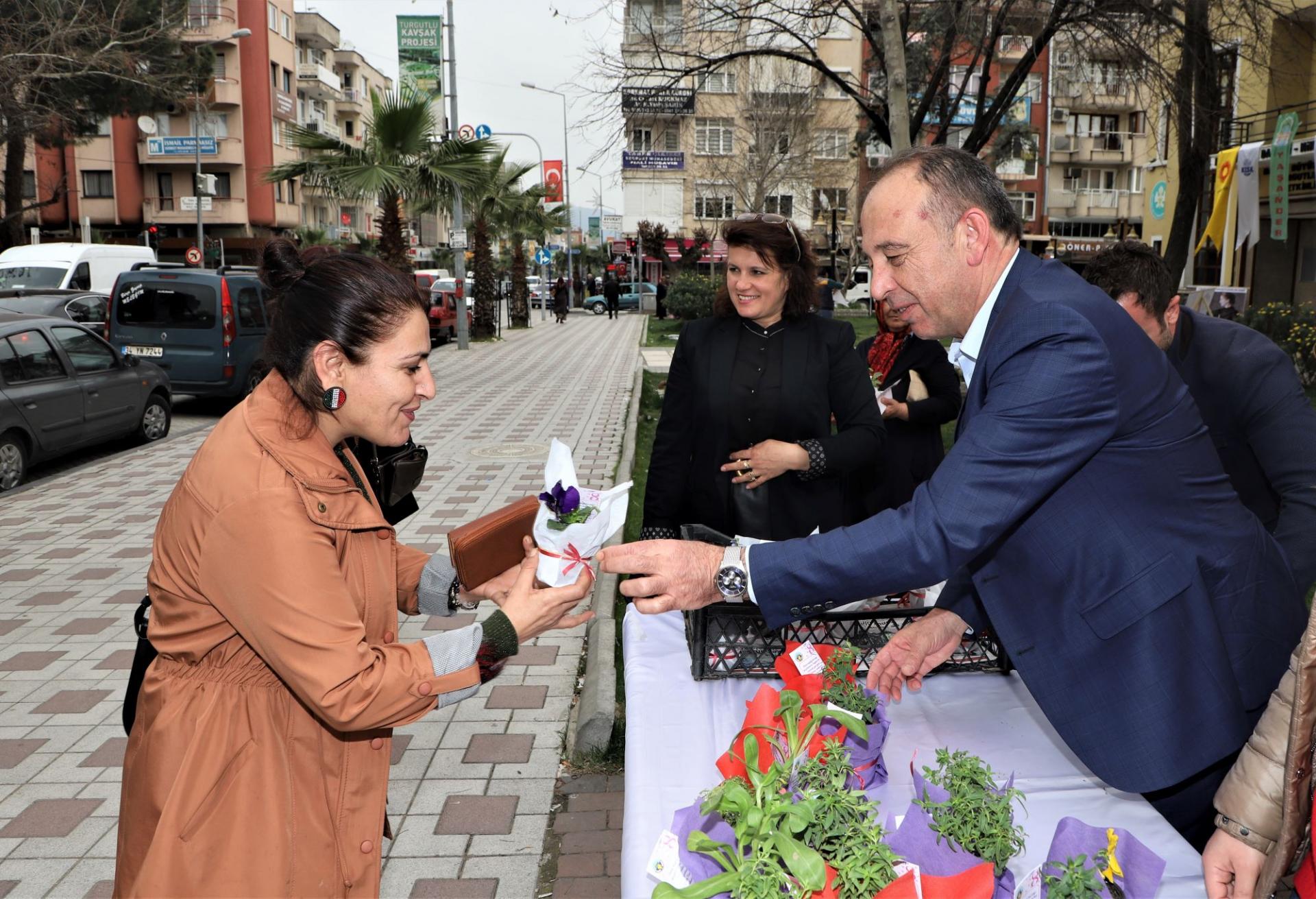 Başkan Akın: "Türk kadını geleceğimize ışık olmaktadır"
