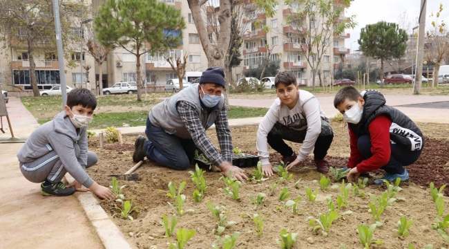 Çocuklar ağaç ve doğa sevgisi ,için çiçek diktiler