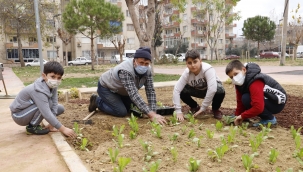 Çocuklar ağaç ve doğa sevgisi ,için çiçek diktiler