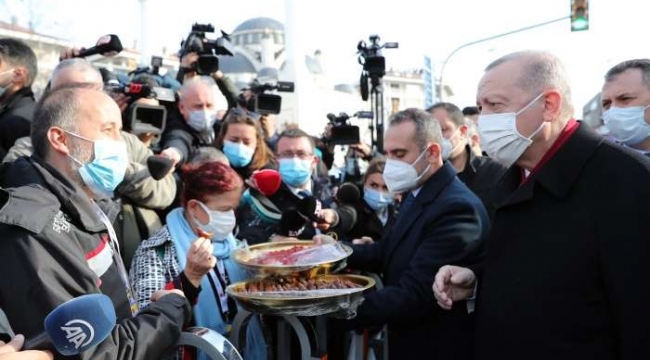 Cumhurbaşkanı vatandaşa tatlı dağıttı