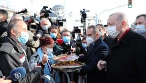 Cumhurbaşkanı vatandaşa tatlı dağıttı