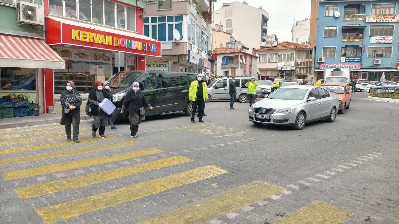 Demirci'de "öncelik hayatın, öncelik yayanın"uygulaması başladı