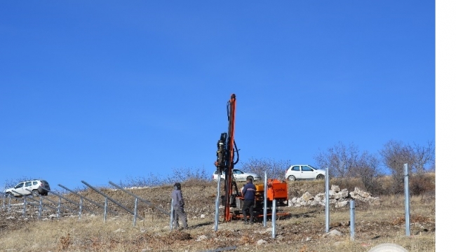 Demirci'de güneş enerjisinde direk dikimi başladı