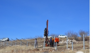 Demirci'de güneş enerjisinde direk dikimi başladı
