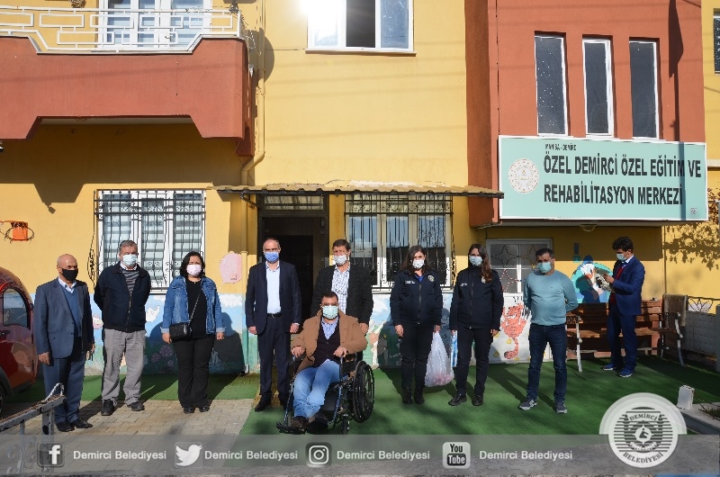 Başkan Selçuk engellileri ziyaret etti