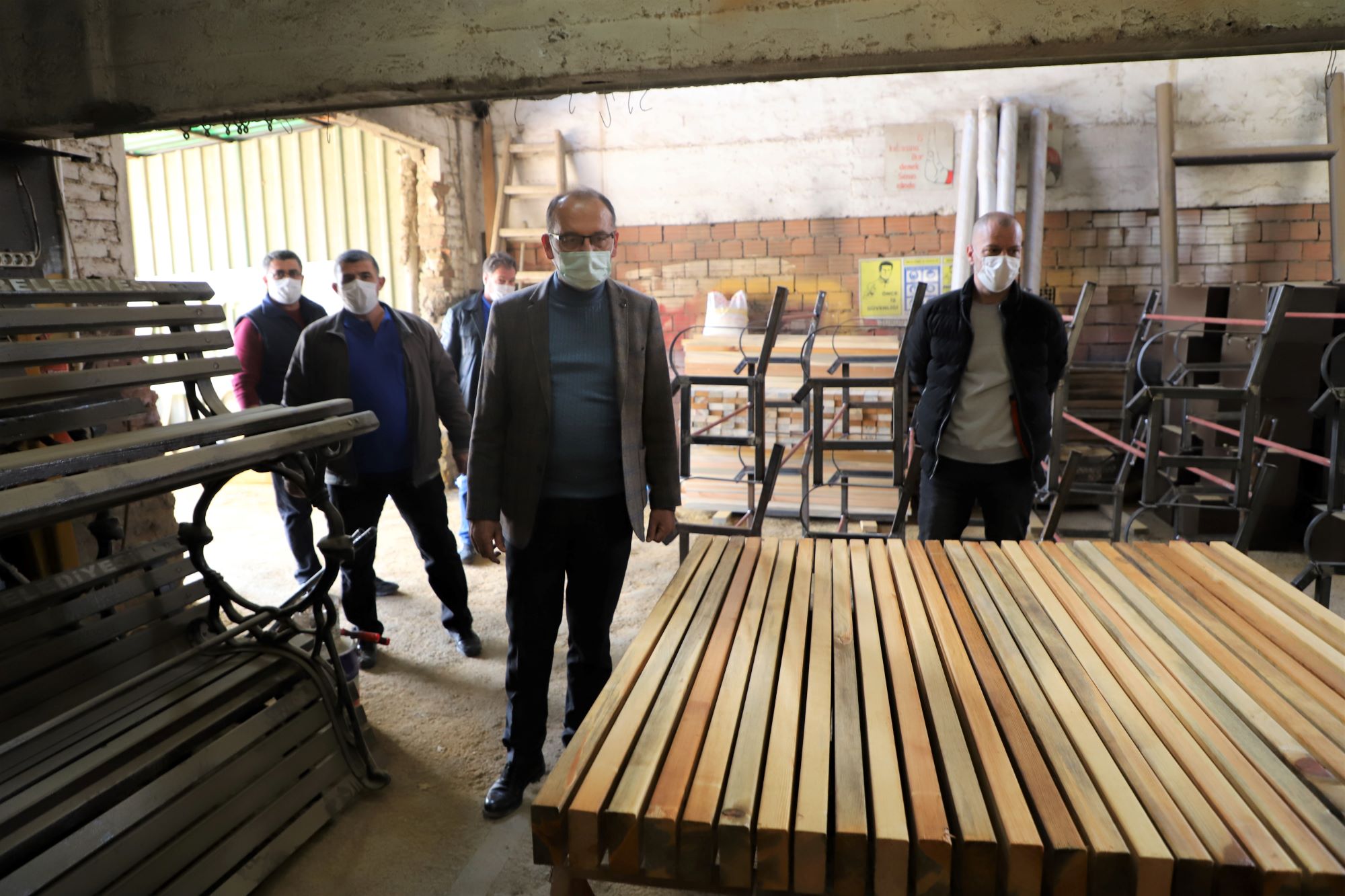 Belediye kent mobilyalarını kendi tesislerde üretiyor