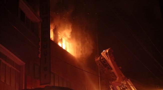 İzmir'de iki farikada yangın