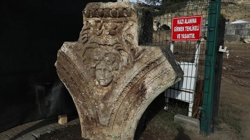Düzce kazılarında medusa başı bulundu