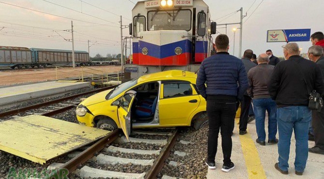 Trenle otomobil çarpıştı