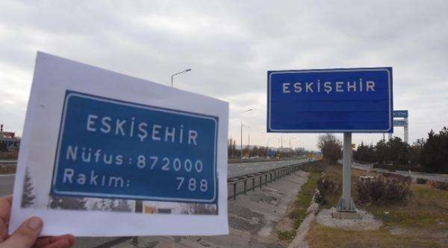 tüm şehir ile ilçe tabelalarından nüfus ve rakım bilgileri kaldırıldı