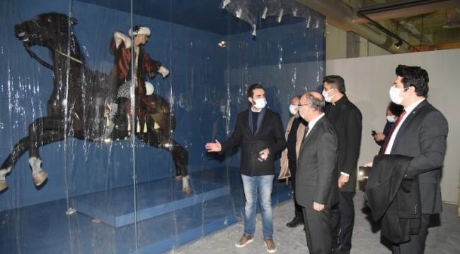 Vali Karadeniz, yeni Manisa müzesinde incelemelerde bulundu