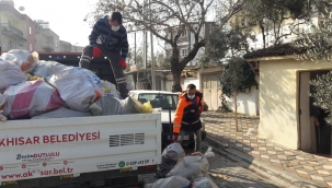 Akhisar'da kesilen dallar atılmadı,vatandaşa yakacak olarak dağıtıldı 