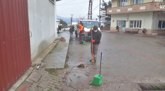 Akhisar'da özel temizlik ekipler iş başında.