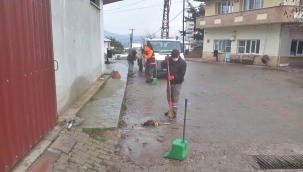 Akhisar'da özel temizlik ekipler iş başında.