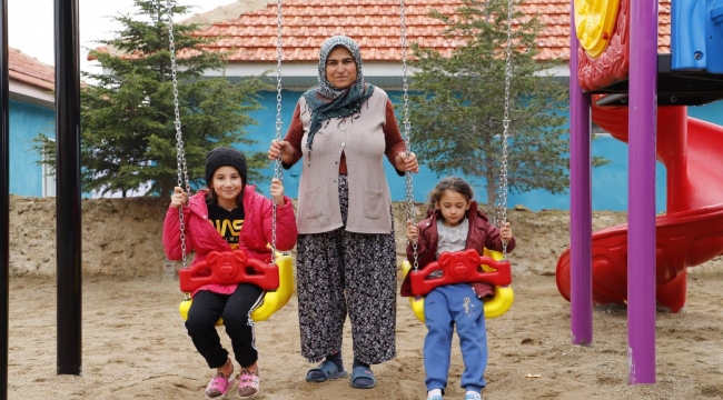 Alaşehir'de çocukları sevindiren oyun grupları parklarda
