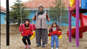 Alaşehir'de çocukları sevindiren oyun grupları parklarda