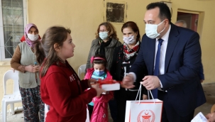 Besim başkan dağıttığı tabletlerle çocuklar sevindirdi