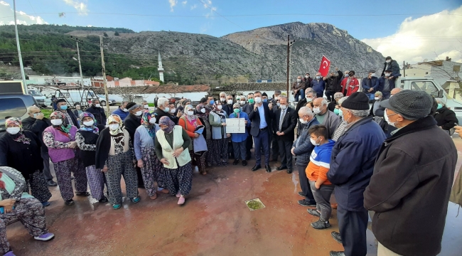Çiftçiler 17 yıllık yol isyanını 