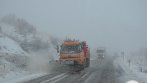 Demirci'de alçaklarda yağmur,yükseklerde kar etkili oldu
