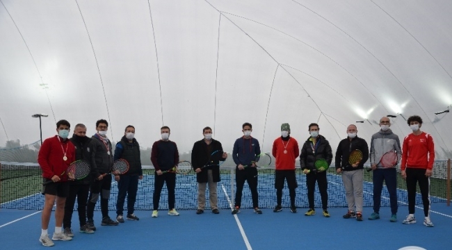 Demirci'de tenis turnuvası