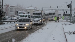 İzmir-Ankara D-300 kara yolunda ulaşıma kar engeli