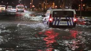 Manisa'da evleri,caddeleri su bastı