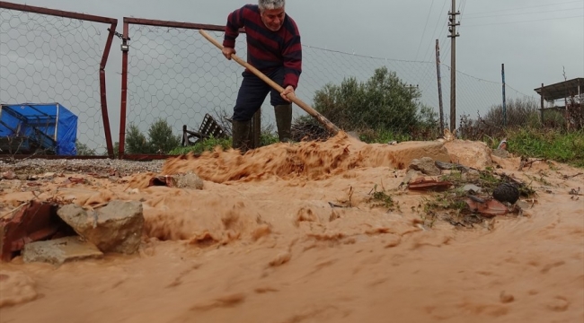 Manisa sağanak yağışa teslim oldu