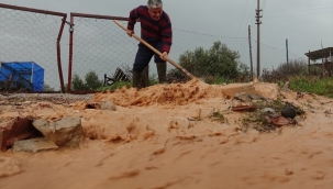 Manisa sağanak yağışa teslim oldu