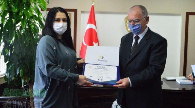 Öğretmenlere ve okullara başarı belgeleri dağıtıldı