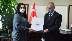 Öğretmenlere ve okullara başarı belgeleri dağıtıldı