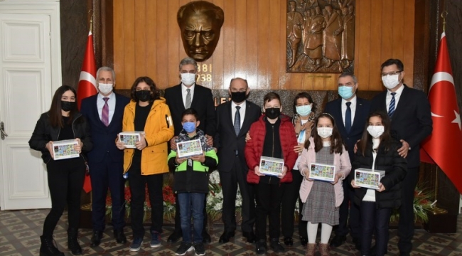 Örencilere kitap hediye edildi