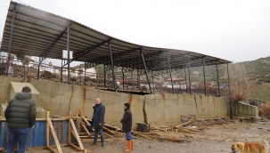 Fırtınaya dayanamayan düğün salonu çöktü