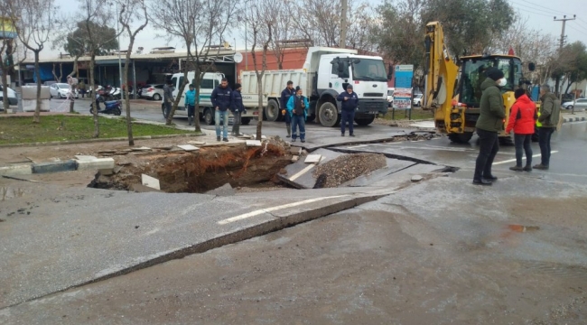 Yol çöktü,minibüs çukura düştü