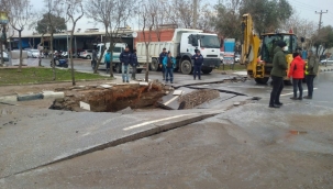 Yol çöktü,minibüs çukura düştü