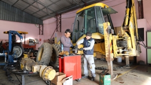 Alaşehir belediyesi araçlarını bakımını kendi tamirhanesinde yapıyor