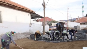 Alaşehir'de sokaklar kilit parke taş döşeniyor
