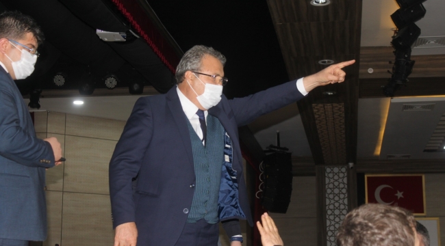 AKP'l Başkan öğrencilere selam gönderen meclis üyesini kovdu