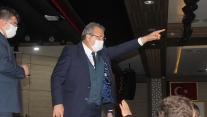 AKP'l Başkan öğrencilere selam gönderen meclis üyesini kovdu