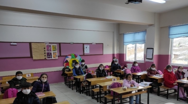 Demirci'de öğrenciler ders başı yaptı