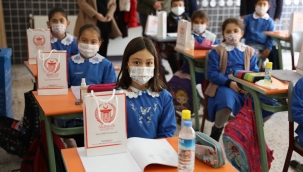 Eğitime başlayan öğrencilere hediye