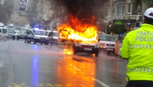 Paniğe yol açan araç yangını korkuttu