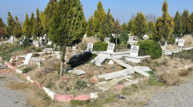 Turgutlu'da mezarlara çirkin saldırı