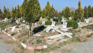 Turgutlu'da mezarlara çirkin saldırı