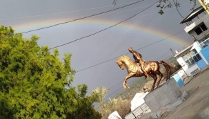 Atatürk üzerine Gökkuşağı doğdu