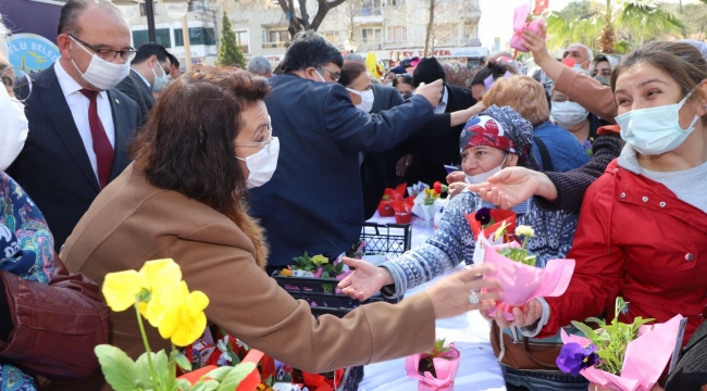 Bakan Çetin kadınlara çiçek dağıttı