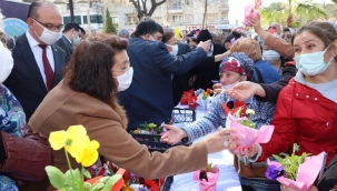 Bakan Çetin kadınlara çiçek dağıttı