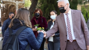 Başkan Bilgin'den kadınlara çiçek