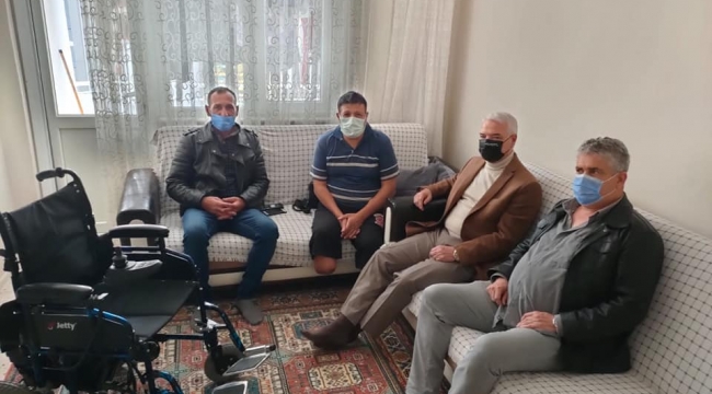 Başkan Bilgin yürüyemeyen vatandaşı yürüttü