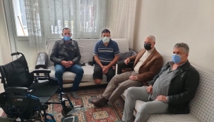 Başkan Bilgin yürüyemeyen vatandaşı yürüttü